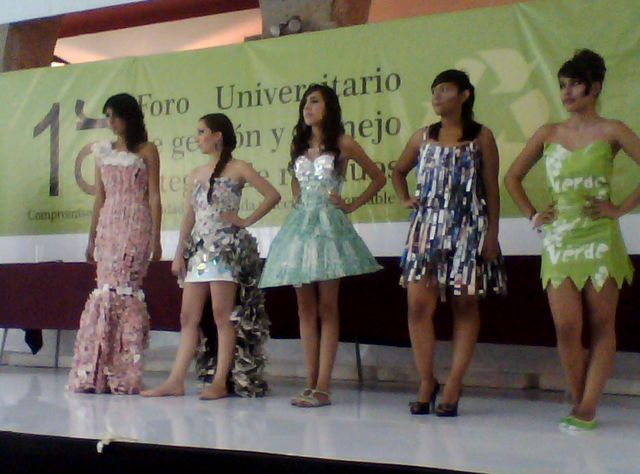 VESTIDOS ELABORADOS CON MATERIALES RECICLADOS